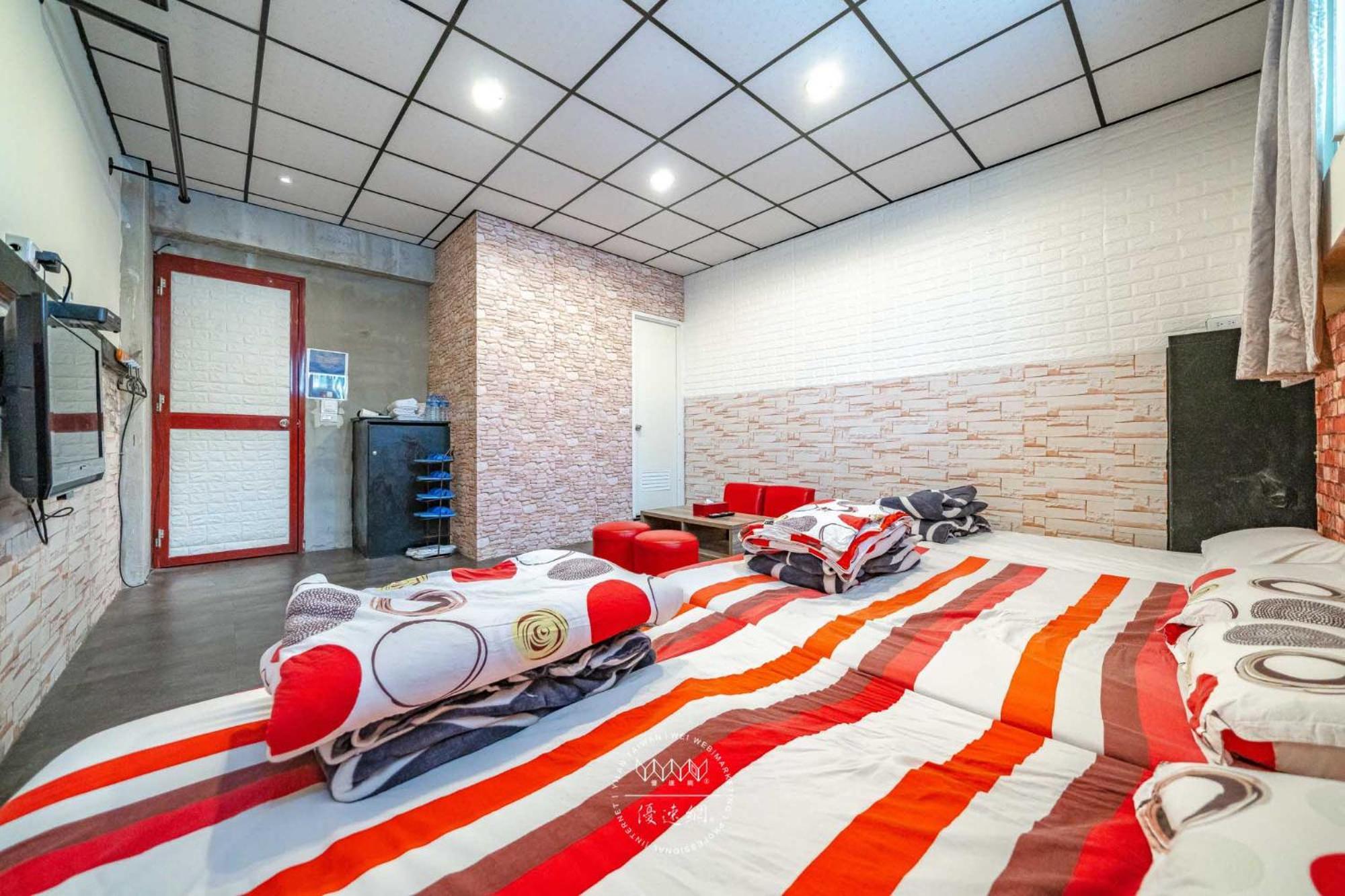 羅東夜市 工業loft旅宿 Loft House Luodong Exterior photo