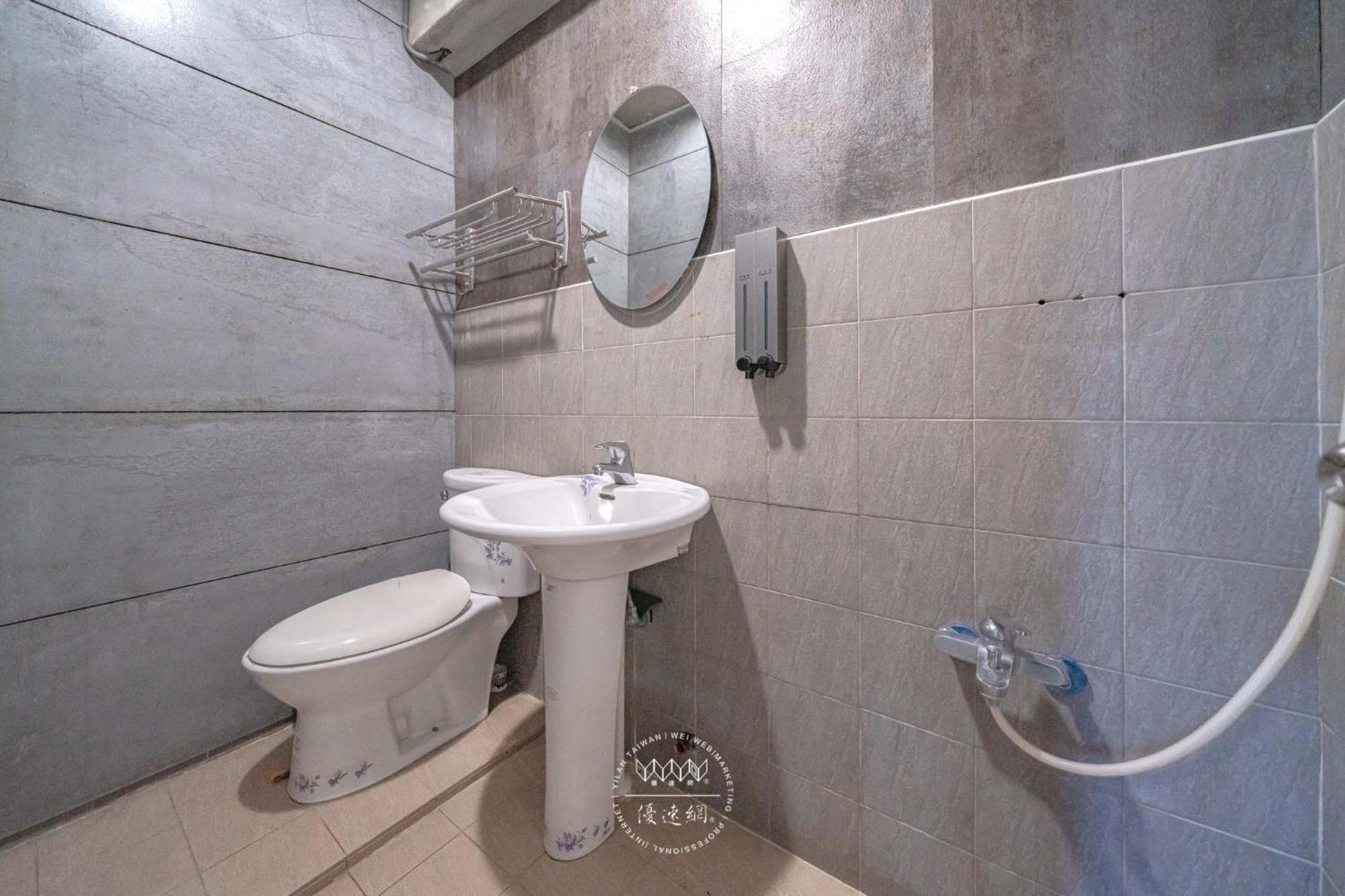羅東夜市 工業loft旅宿 Loft House Luodong Exterior photo