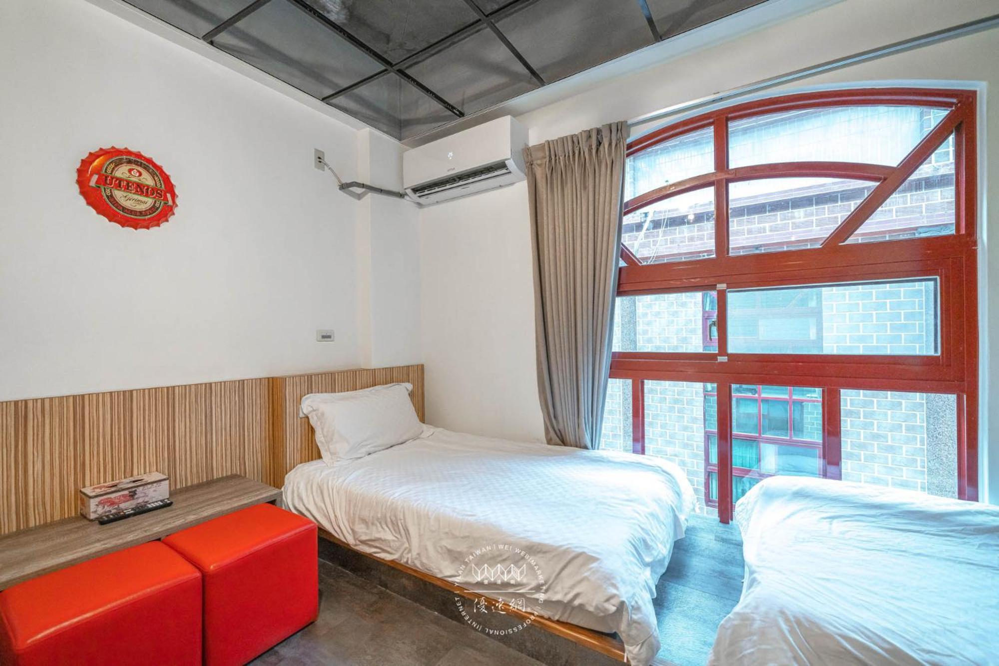 羅東夜市 工業loft旅宿 Loft House Luodong Exterior photo