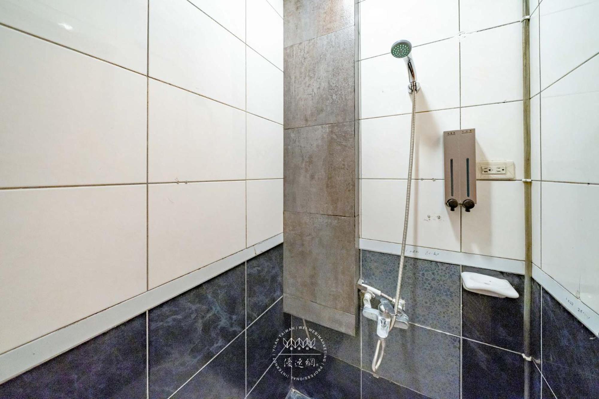 羅東夜市 工業loft旅宿 Loft House Luodong Exterior photo