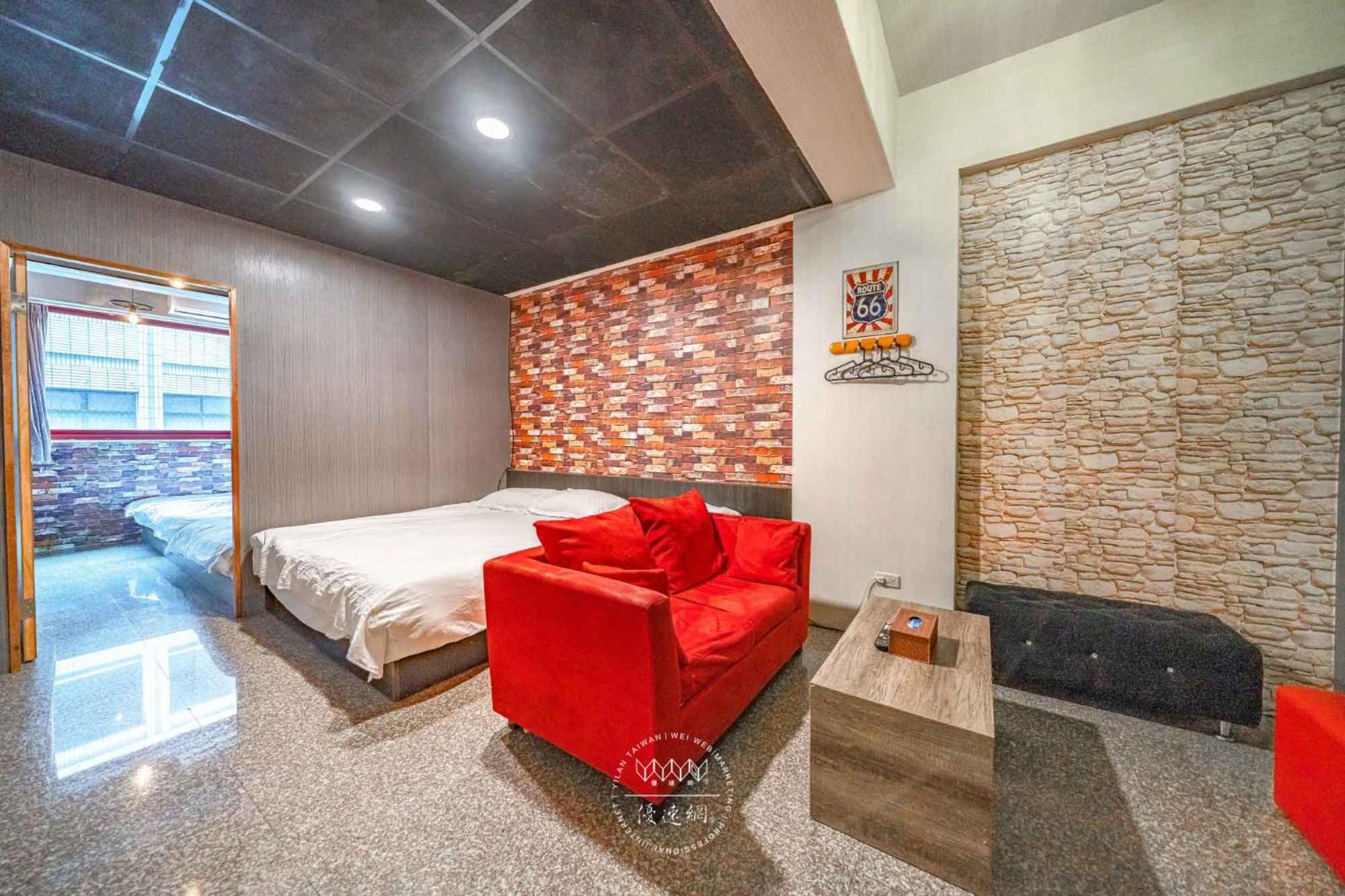 羅東夜市 工業loft旅宿 Loft House Luodong Exterior photo